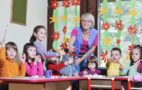 Воспитательница и дети старшей группы детского сад