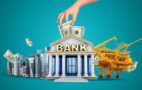 Здание банка и рука инвестора с деньгами сверху
