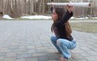 девочка со штангой в поднятых руках
